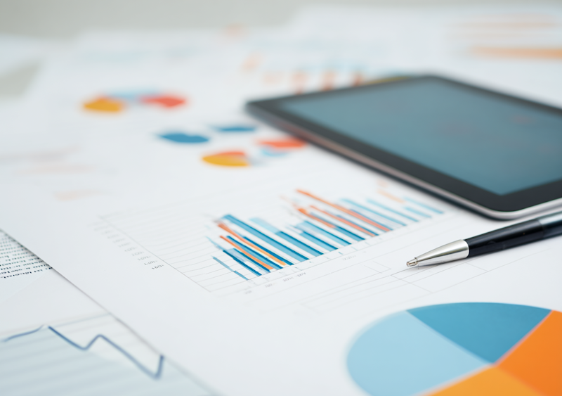 Professioneller Finanzberater bei der Beratung mit Kunden
